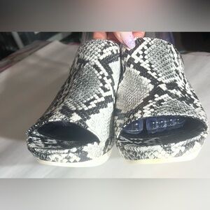 REACTION Kenneth Cole Women's 8.5 Snake-Print PEPEA Slide Wedge Sandals Black